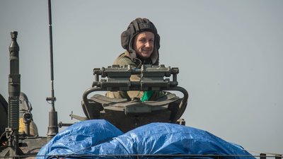 "Спостерігаємо, як кабани бігають": 93 бригада показала трофейний танк, який використовують у боях на Ізюмщині "Спостерігаємо, як кабани бігають": 93 бригада показала трофейний танк, який використовують у боях на Ізюмщині