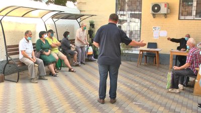 В управлінні соціального захисту населення — черга. Там мають видати ще 45 тисяч квитків протягом місяця. Фото: Суспільне Поділля