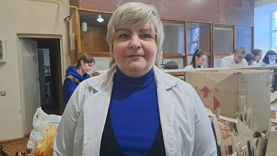 Студенти житомирського університету виготовляють окопні свічки для оборонців Студенти житомирського університету виготовляють окопні свічки для оборонців