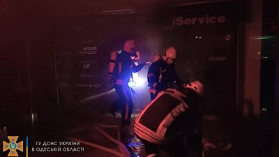 В центрі Одеси ліквідували пожежу у торгівельному центрі. ФОТО. ВІДЕО В центрі Одеси ліквідували пожежу у торгівельному центрі. ФОТО. ВІДЕО