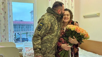 Військовий Денис Щолоков на виписці з пологового відділення Військовий Денис Щолоков на виписці з пологового відділення