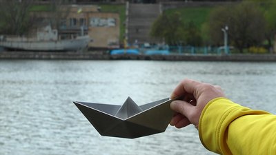 Миколаївський майстер створює металеві копії паперових човників Миколаївський майстер створює металеві копії паперових човників