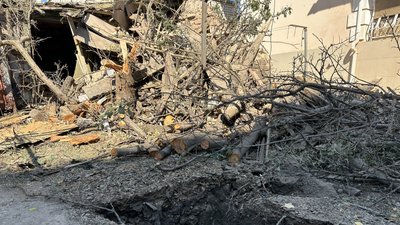 "Було чутно свист, а потім — вибух. Живемо, не знаємо, що нас очікує": очевидці про нічний обстріл Херсона "Було чутно свист, а потім — вибух. Живемо, не знаємо, що нас очікує": очевидці про нічний обстріл Херсона