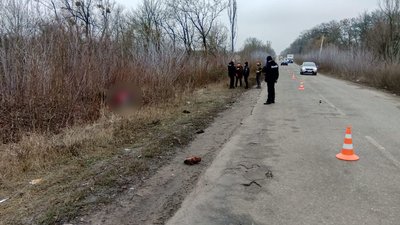 На Харківщині автомобіль насмерть збив двох людей. Винуватець втік На Харківщині автомобіль насмерть збив двох людей. Винуватець втік