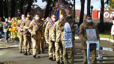 У Новограді-Волинському на Житомирщині попрощалися із загиблим курсантом Богданом Матвійчуком У Новограді-Волинському на Житомирщині попрощалися із загиблим курсантом Богданом Матвійчуком