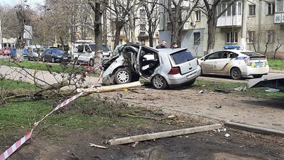 В Одесі автівка влетіла в дерево та застрягла: одна людина травмувалася В Одесі автівка влетіла в дерево та застрягла: одна людина травмувалася