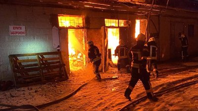 У Луцьку вночі горіли складські приміщення: причину пожежі встановлюють