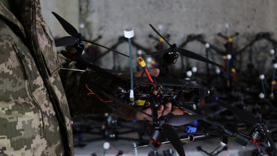Військовий тримає у руках дрон