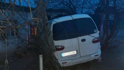 У Херсоні мікроавтобус в`їхав у паркан приватного будинку