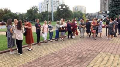Педагоги навчально-реабілітаційного центру на Волині вийшли на мітинг проти новопризначеної директорки Педагоги навчально-реабілітаційного центру на Волині вийшли на мітинг проти новопризначеної директорки