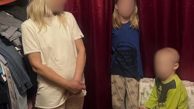Жінка та діти, до яких прийшли працівники прокуратури в Харкові