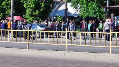 У Запоріжжі автівка в'їхала у людей на автобусній зупинці. Є постраждалі У Запоріжжі автівка в'їхала у людей на автобусній зупинці. Є постраждалі