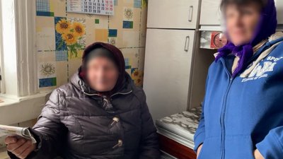 Пенсії під обстрілами: як на Чернігівщині працює пересувне відділення пошти на кордоні з Росією Пенсії під обстрілами: як на Чернігівщині працює пересувне відділення пошти на кордоні з Росією