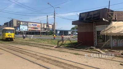 У Харкові трамвай з'їхав з рельс та зніс торговельний кіоск У Харкові трамвай з'їхав з рельс та зніс торговельний кіоск