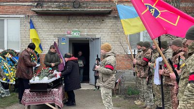 У селі Косівщина Сумського району попрощались із загиблим старшим солдатом Павлом Бондаренком У селі Косівщина Сумського району попрощались із загиблим старшим солдатом Павлом Бондаренком
