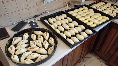 Тисяча пирогів щодня: волинські господині готують домашню випічку для бійців Тисяча пирогів щодня: волинські господині готують домашню випічку для бійців