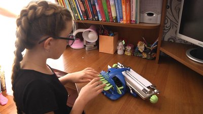 Дівчинка друкує на друкарській машинці зі шрифтом Брайля. Фото: Суспільне Поділля Дівчинка друкує на друкарській машинці зі шрифтом Брайля. Фото: Суспільне Поділля