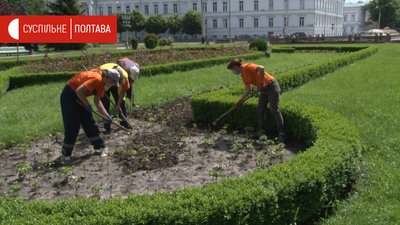 Комунальники висаджують квіти на клумбі у Корпусному парку