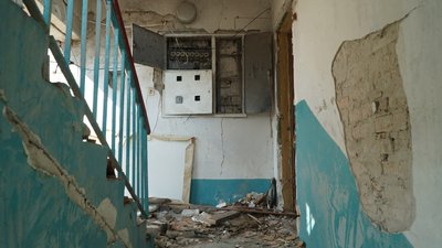 Чотири місяці після ракетного удару РФ по передмістю Дніпра: історії жителів зруйнованого під’їзду