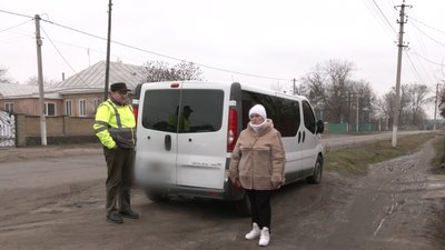 Безоплатні послуги перевезення військових: черкаський пенсіонер волонтерить