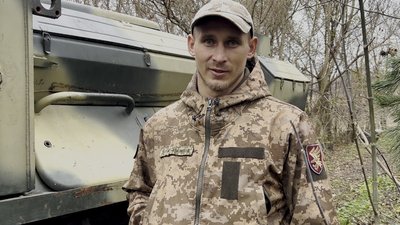 Десантник показав БТР, який під час бою виїхав без п’яти коліс Десантник показав БТР, який під час бою виїхав без п’яти коліс