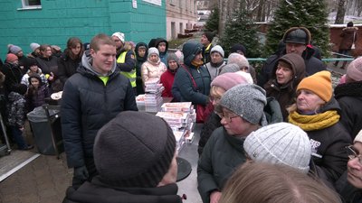 У Рівному волонтери з Великої Британії пригощають піцою переселенців та людей у скруті У Рівному волонтери з Великої Британії пригощають піцою переселенців та людей у скруті