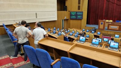 Депутати Запорізької облради втретє не зібралися на позачергову сесію Депутати Запорізької облради втретє не зібралися на позачергову сесію