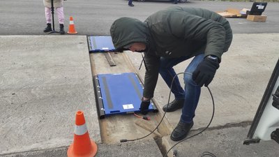 На Тернопільщині тестували нові ваги для зважування вантажівок На Тернопільщині тестували нові ваги для зважування вантажівок