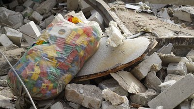 "Ми все життя будували цей будинок", —харків'яни, яких врятували з-під завалів після обстрілу РФ