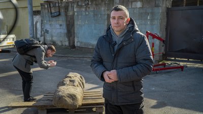 До музею в Дніпрі з прифронтового села Донеччини привезли кам'яну бабу, якій може бути понад 800 років До музею в Дніпрі з прифронтового села Донеччини привезли кам'яну бабу, якій може бути понад 800 років