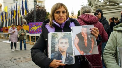 Під Офіс президента приїхали близько 30 матерів полонених та зниклих безвісти. Під Офіс президента приїхали близько 30 матерів полонених та зниклих безвісти.