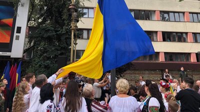 На Вічевому майдані урочисто підняли синьо-жовтий стяг На Вічевому майдані урочисто підняли синьо-жовтий стяг