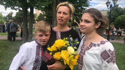 Мати, брата і сестра загиблого захисника України Андрія Рудого Мати, брата і сестра загиблого захисника України Андрія Рудого