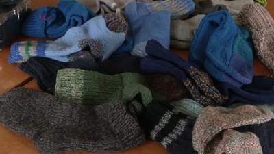 "Головне — з душею це робити": у Рівному майстрині в'яжуть шкарпетки для військових
