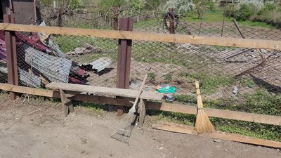 Б’ють по цивільних та нищать будинки: на Миколаївщині село потерпає від щоденних обстрілів Б’ють по цивільних та нищать будинки: на Миколаївщині село потерпає від щоденних обстрілів