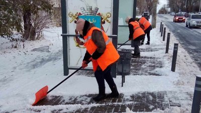 Повалені дерева та ожеледиця. У Миколаєві ліквідовують наслідки негоди Повалені дерева та ожеледиця. У Миколаєві ліквідовують наслідки негоди
