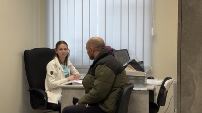 Лікар та пацієнт у Недригайлівській лікарні