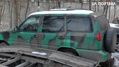 Полтавські волонтери ремонтують військові машини Полтавські волонтери ремонтують військові машини