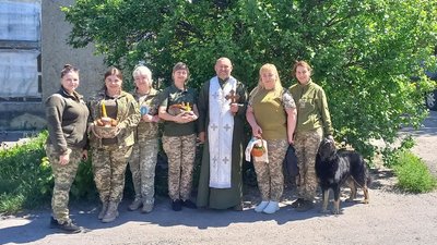 Капелан з Буковини Василь Гасинець освятив великодні страви на фронті Капелан з Буковини Василь Гасинець освятив великодні страви на фронті