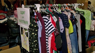 "Соціальна вітрина": у волонтерському пункті в Луцьку для дітей переселенців закупили шкільну форму "Соціальна вітрина": у волонтерському пункті в Луцьку для дітей переселенців закупили шкільну форму