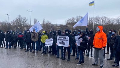 "Гроші йдуть корупціонерам". Моряки перекрили трасу Київ-Одеса "Гроші йдуть корупціонерам". Моряки перекрили трасу Київ-Одеса