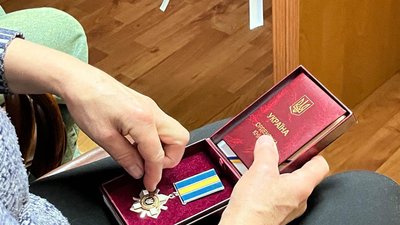 У Житомирі рідним загиблих за Україну воїнів передали державні нагороди У Житомирі рідним загиблих за Україну воїнів передали державні нагороди