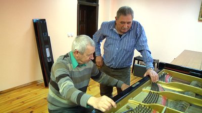 Професія настроювача струнно-клавішних музичних інструментів у Житомирі вимирає Професія настроювача струнно-клавішних музичних інструментів у Житомирі вимирає