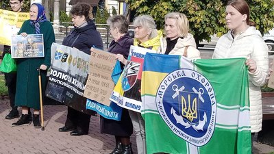 Рідні та близькі українських полонених зібралися на акцію "Поверніть Героїв додому", 27 жовтня 2023. Фото: Суспільне Хмельницький Рідні та близькі українських полонених зібралися на акцію "Поверніть Героїв додому", 27 жовтня 2023. Фото: Суспільне Хмельницький