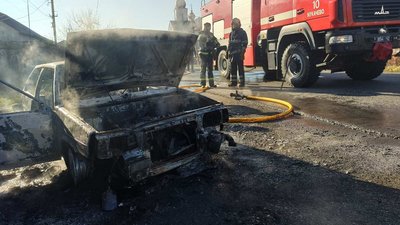 Загорівся під час руху: на Мукачівщині гасили пожежу в авто Загорівся під час руху: на Мукачівщині гасили пожежу в авто