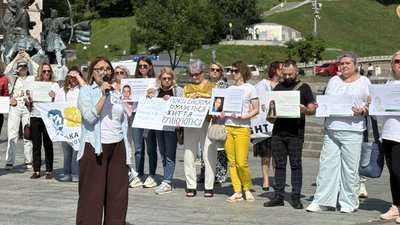 Акція в підтримку цивільних жінок