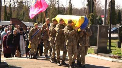 У Житомирі попрощалися з військовослужбовцем-спецпризначенцем Олександром Коблюком У Житомирі попрощалися з військовослужбовцем-спецпризначенцем Олександром Коблюком