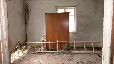 На Рівненщині чоловікові-сироті виділили хату з дірами у стінах На Рівненщині чоловікові-сироті виділили хату з дірами у стінах