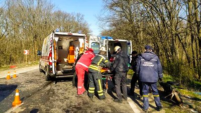 У Кіровоградскій області під час аварії травмувалися троє людей У Кіровоградскій області під час аварії травмувалися троє людей