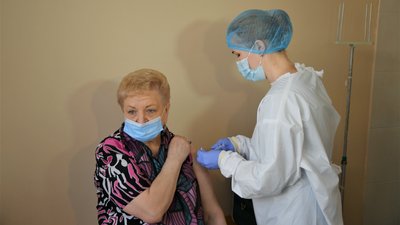 Другий день вакцинації на Рівненщині: щепили 30 працівників екстреної медичної допомоги Другий день вакцинації на Рівненщині: щепили 30 працівників екстреної медичної допомоги